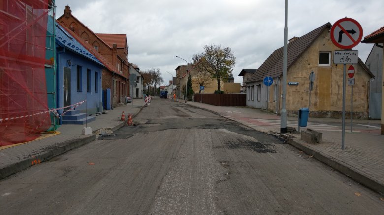 Nawierzchnia ulicy Władysława Jagiełły w Krajence po uprzednim sfrezowaniu przed ułożeniem masy bitumicznej.